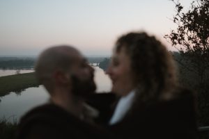 Photographe Angers couple hauteur vue pont flou