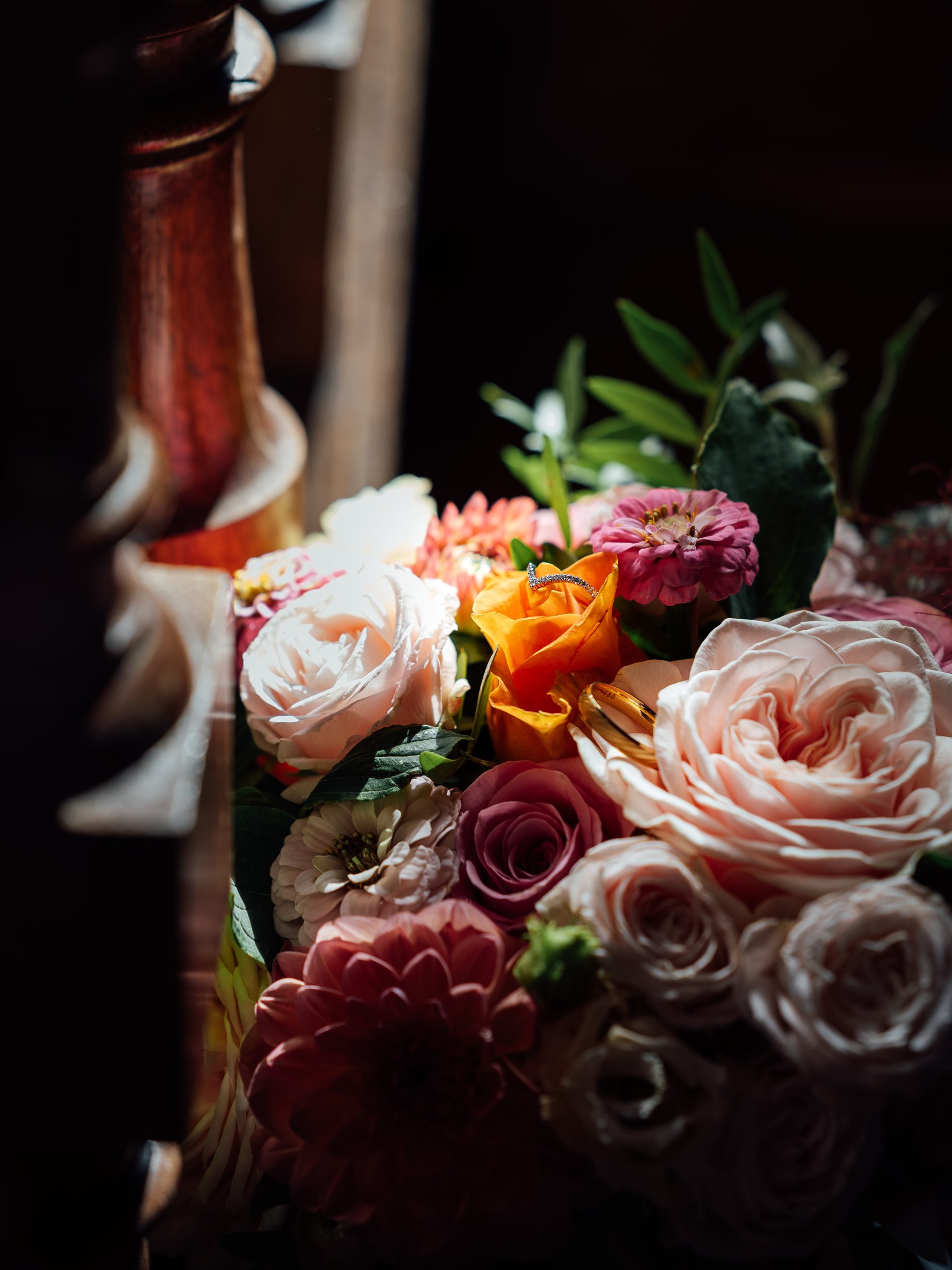 Photographe Angers mariage flatlay bouquet couleurs alliances