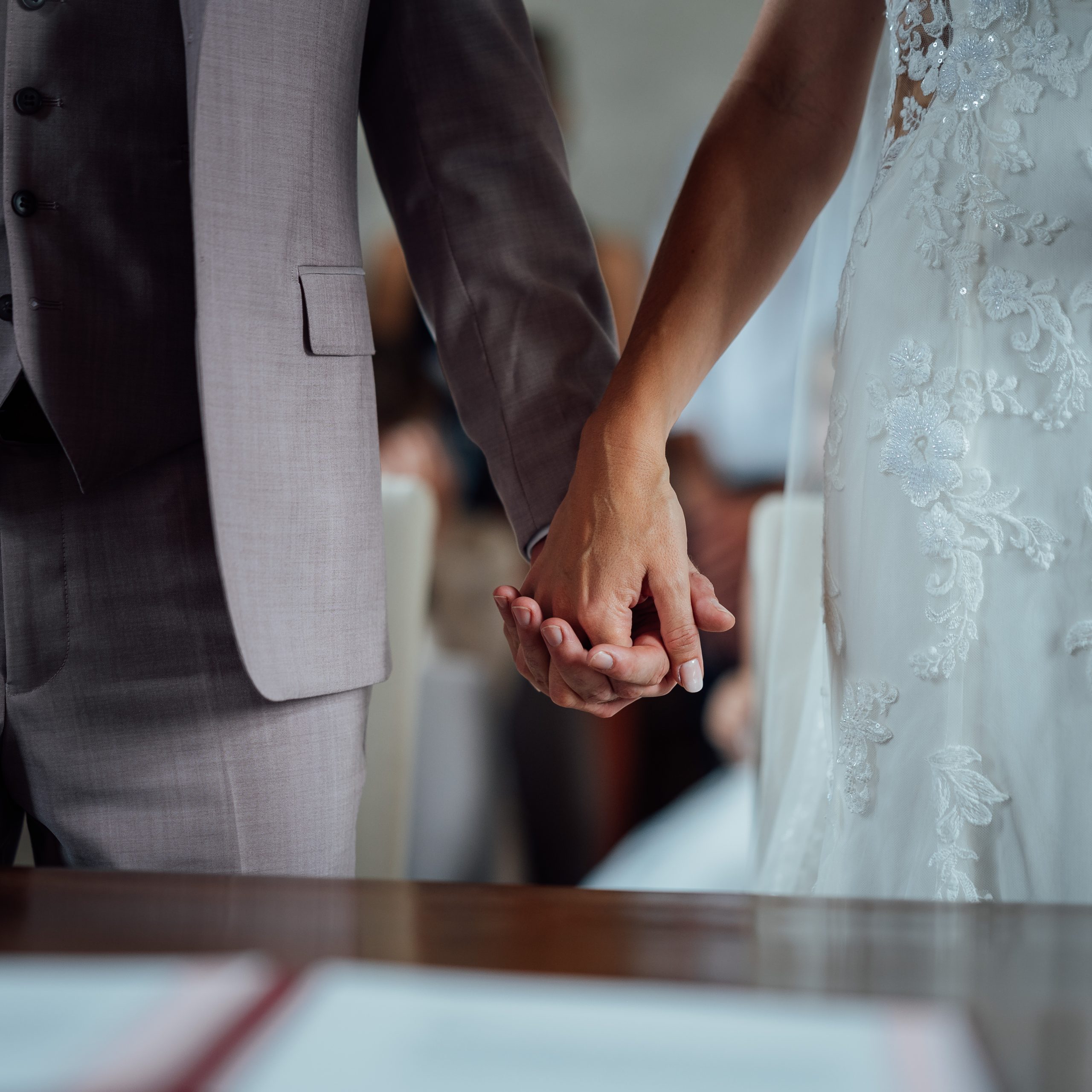 Photographe Angers mariage mains couple mairie veremonie