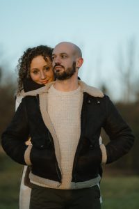 Photographe angers couple sourire froid poches