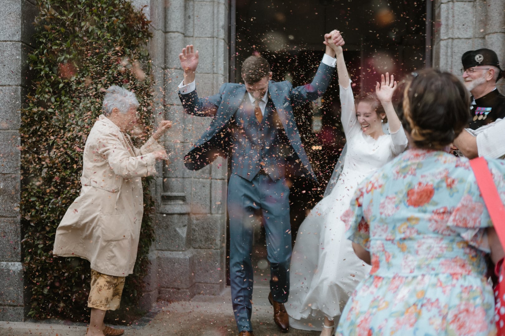 Photographe mariage angers cotillons sortie eglise mariés vent contraire